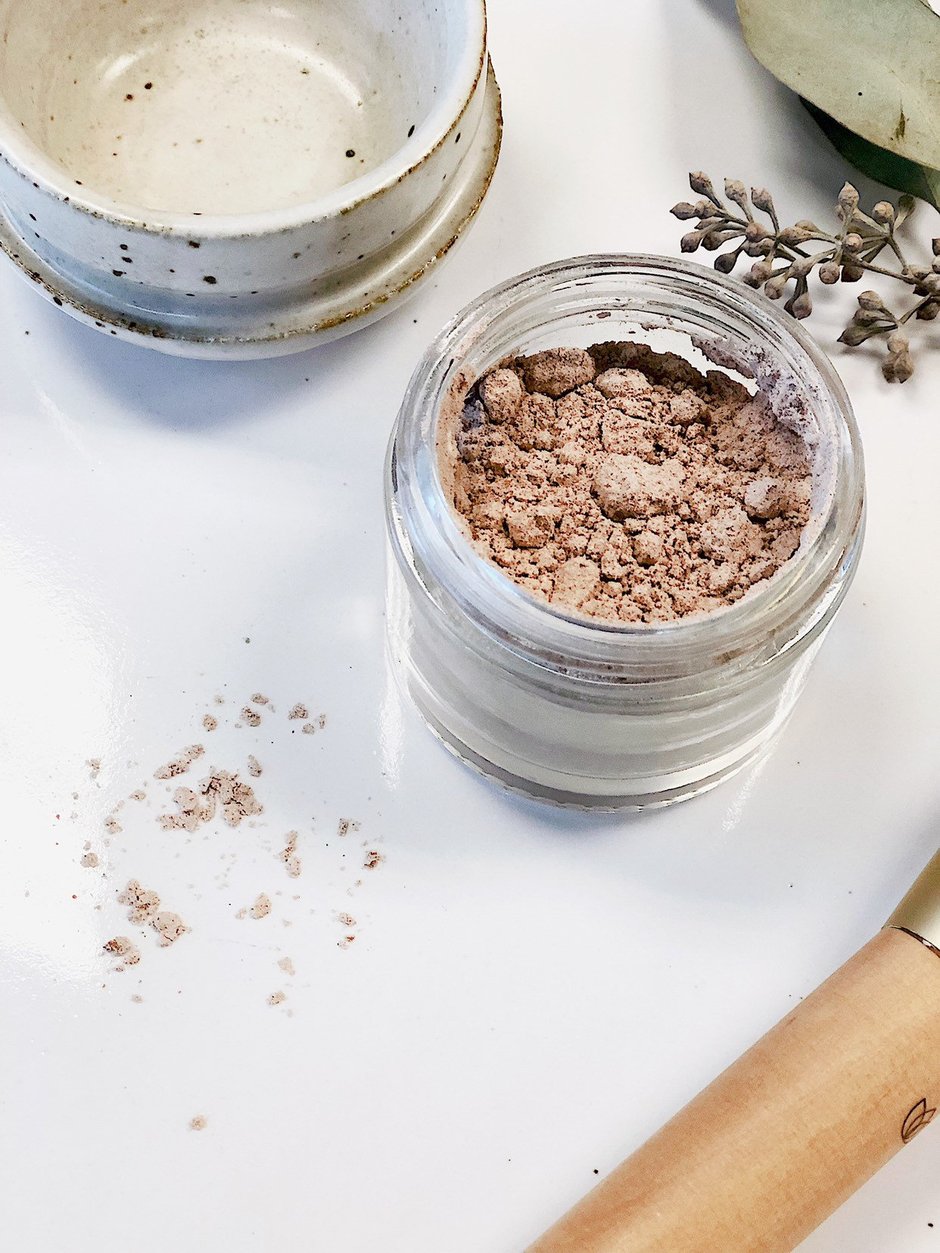 Eco-friendly organic finishing powder with plastic-free packaging