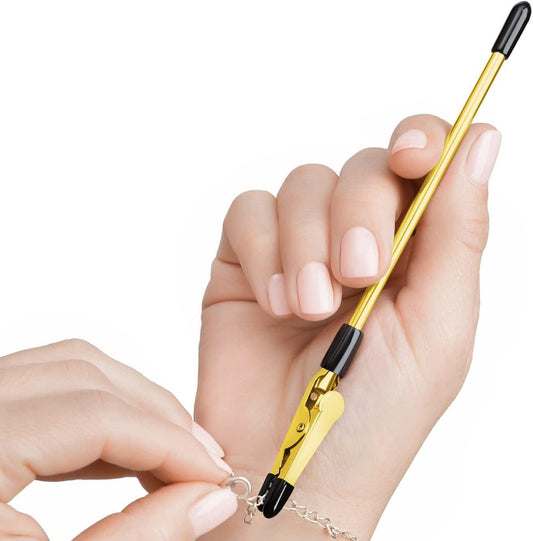 Bracelet fastener helper tool holding bracelet clasp for easy fastening