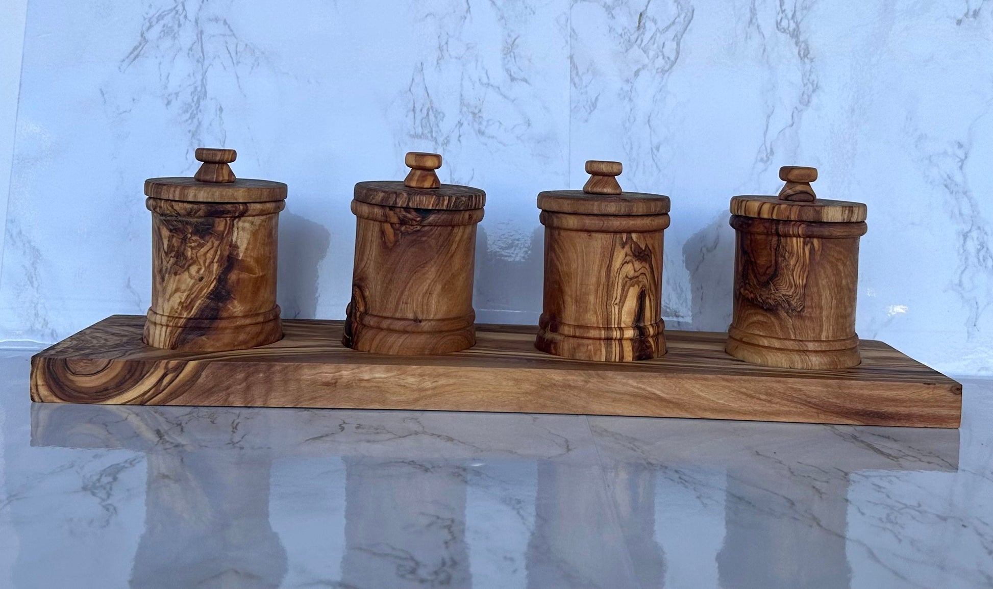 Elegant olive wood spice canisters that help you keep your kitchen organized and beautifully coordinated

4️⃣