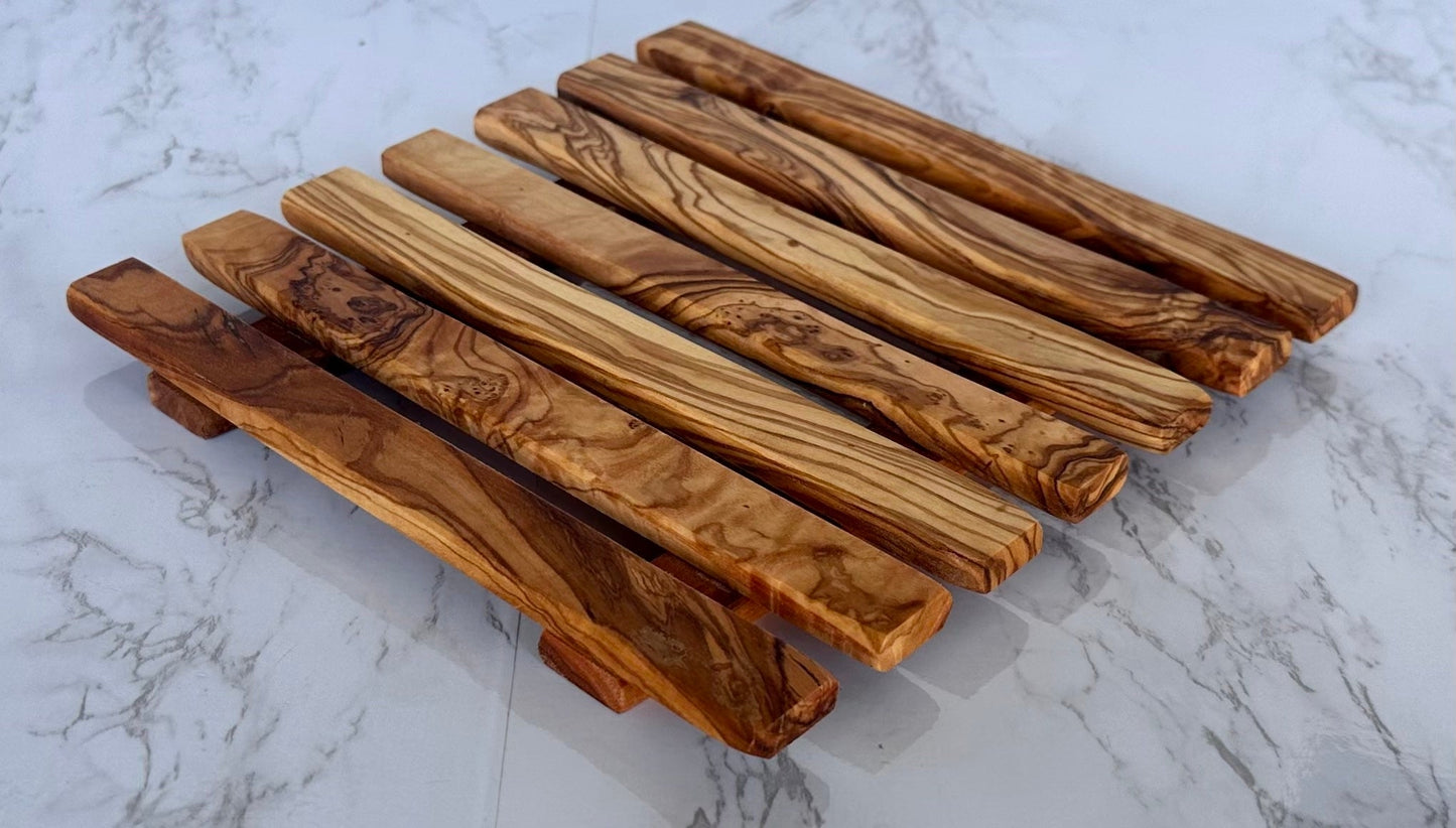 “Close-up of premium Mediterranean olive wood texture highlighting unique grain patterns.”