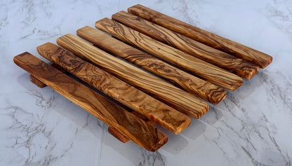“Close-up of premium Mediterranean olive wood texture highlighting unique grain patterns.”